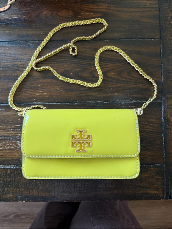 Tory Burch Handbags - Tory Burch Chartreuse Leather Chain Crossbody